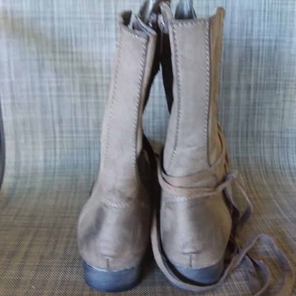Tan combat boots with studs - Picture 3 of 3
